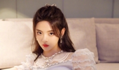 杨超越身着蓬蓬裙 好似公主一般美丽！